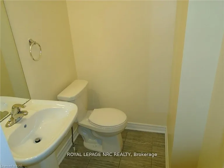 37 Sparkle Dr — Photo 4
