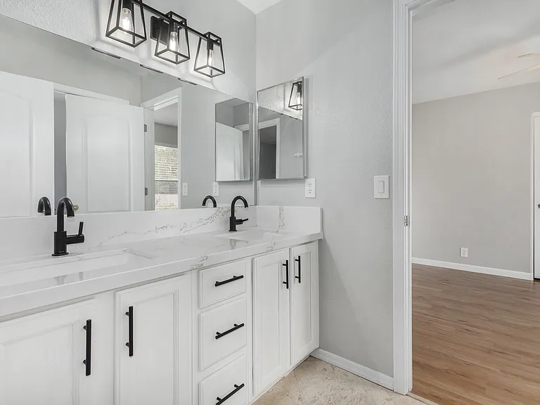 1320 E Charleston Ave — Photo 15