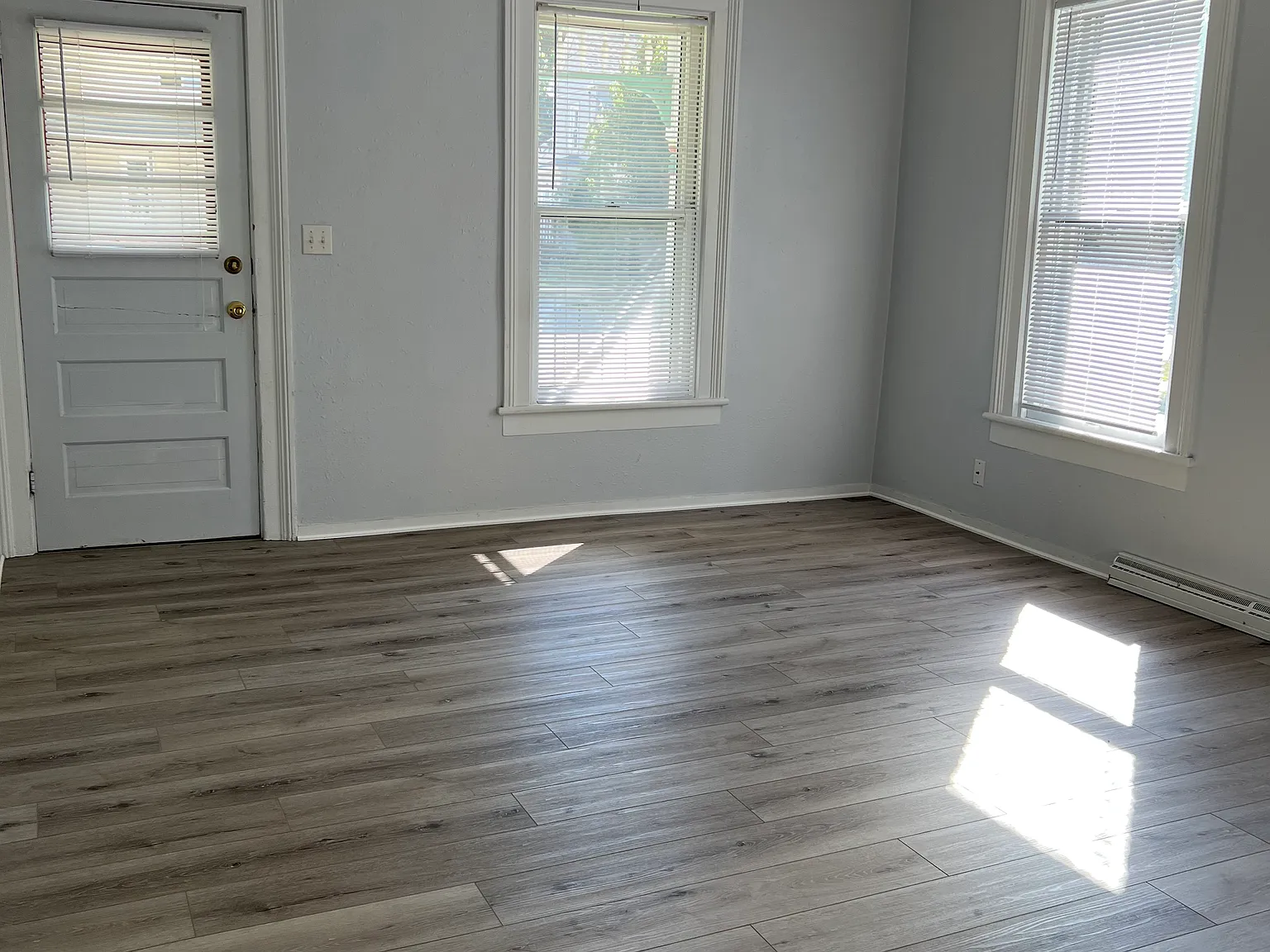 3 bed, 974 sqft, $930 — Photo 2