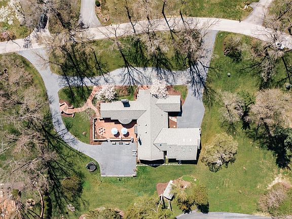 3rd image of 7 Terry Hill Ln