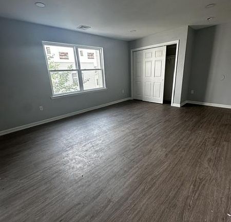 5th image of 202 Harrison St
