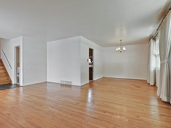 5th image of 808 W Dresser Dr