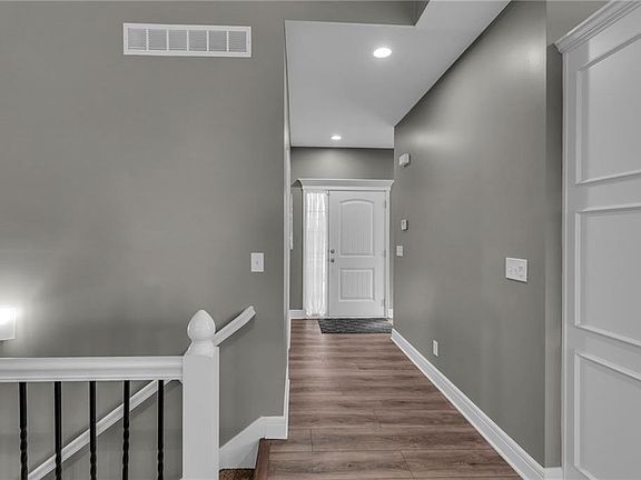 2nd image of 15313 Meyer Dr