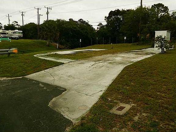 4th image of 329 NE Tropicalia Ln