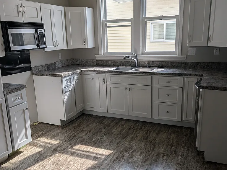 403 E Elm St — Photo 4