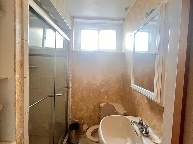 12-14 Utopia Pkwy — Photo 8