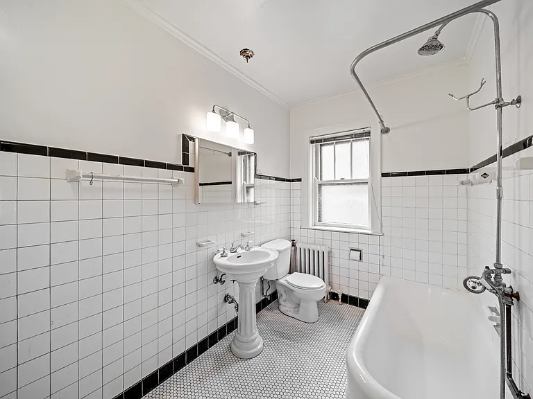 721 Foster St #2W — Photo 4