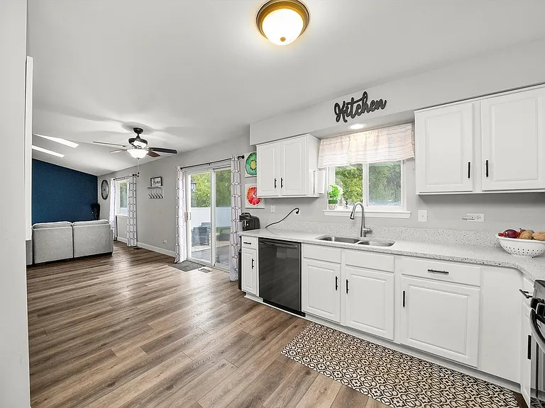 5332 W Mulberry Ln — Photo 2