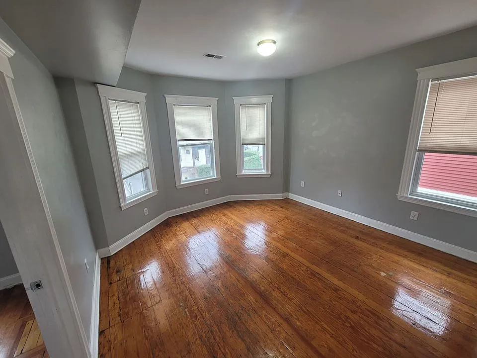 67 Devon St #1