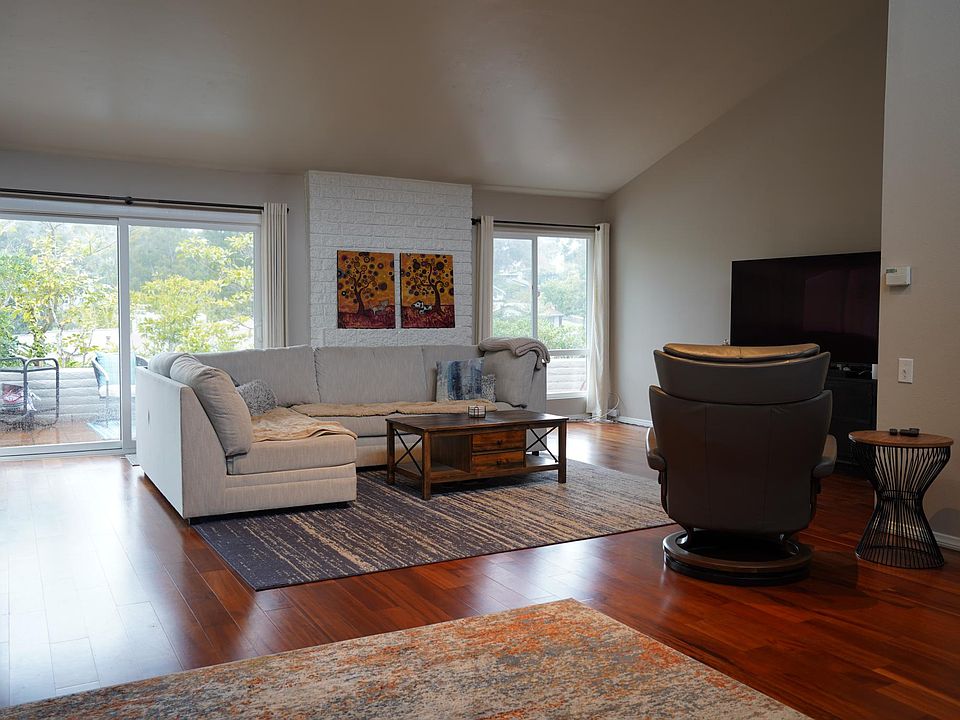 HIGH CEILINGS AND FIREPLACE IN HUGE, SUNNY LIVING ROOM