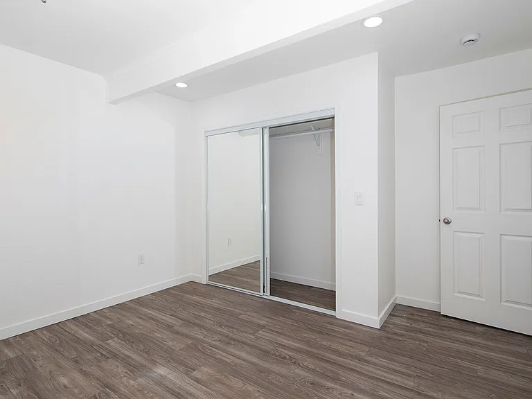 Four Winds Apartments — Photo 8
