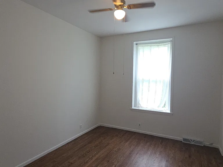 504 E Vine St — Photo 10