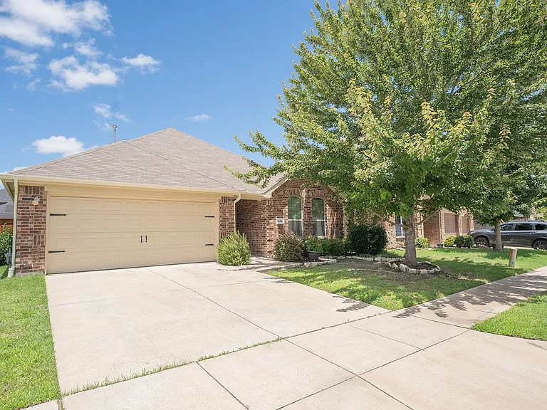312 Hawthorn Dr — Photo 2