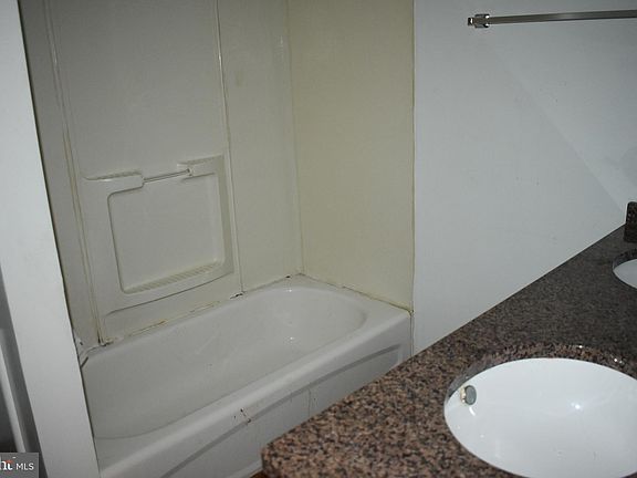 4th image of 433 Carrolton Ave