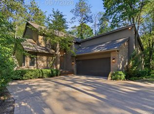 202 Nakomis Trl, Lake Orion, MI 48362
