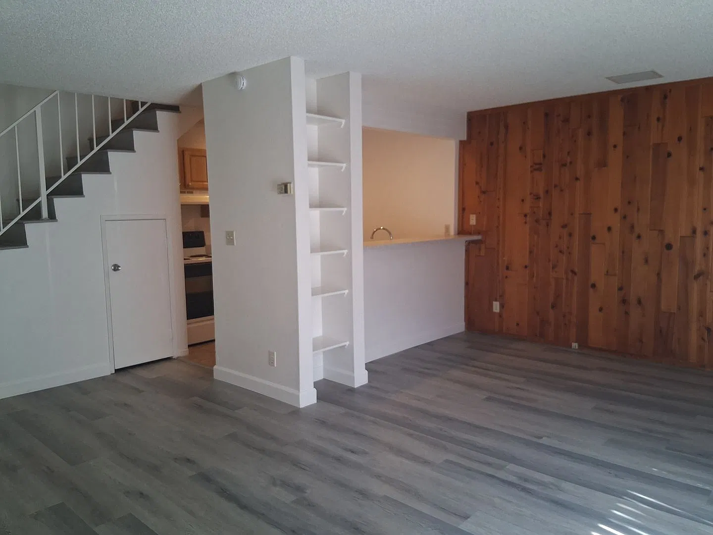 Newly Upgraded - Only $1,775 Per Month For This 2 Bedroom /2 Bathroom Townhome Located At Bristle... — Photo 4