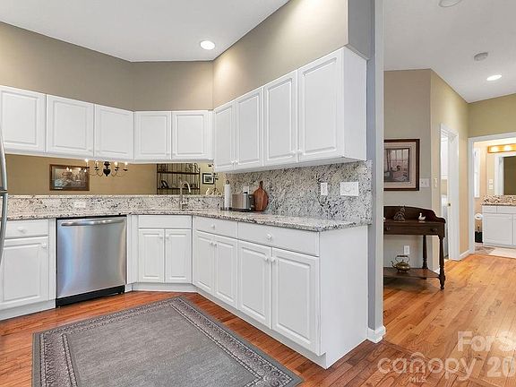 5th image of 61 Autumn Glen Ct