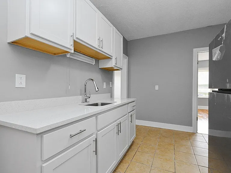 7556-58 S. Calumet Ave. / 320-28 E 76th St. — Photo 28