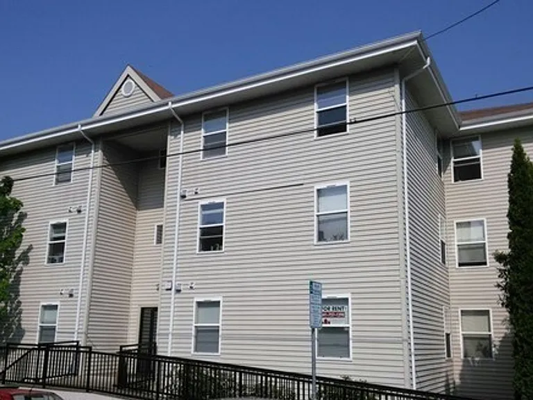 121 NW 21st St #8 — Photo 3