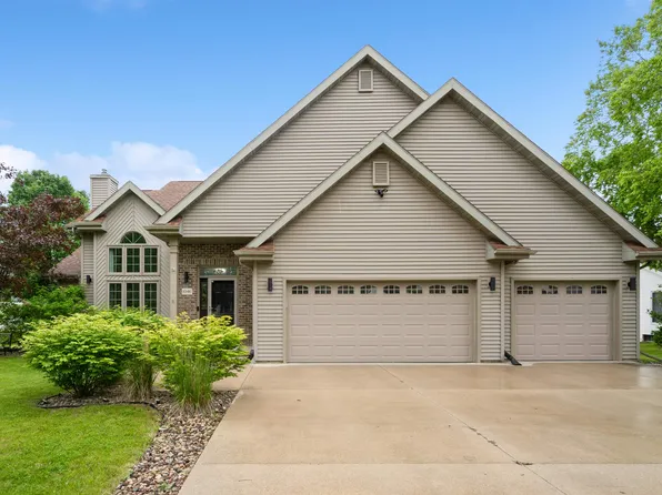 1046 Carriage Ln, Fond Du Lac, WI 54935