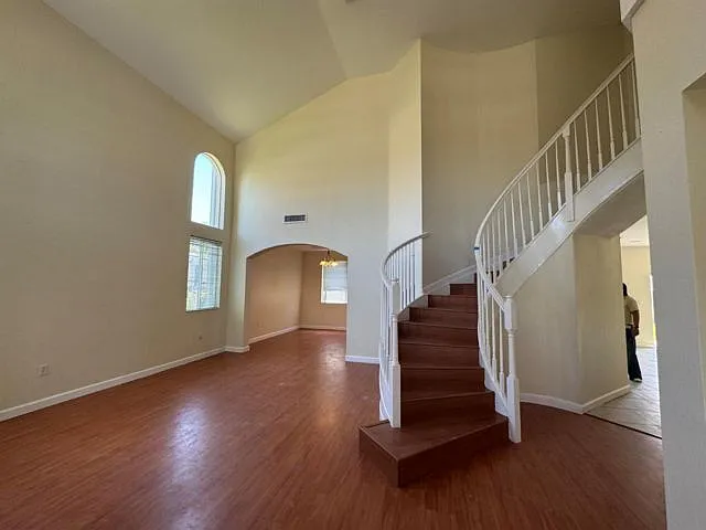 6 bed, 3.0 bath, 3155 sqft, $4,500 — Photo 2