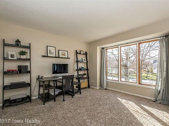 3rd image of 209 NW Countrywood Ln