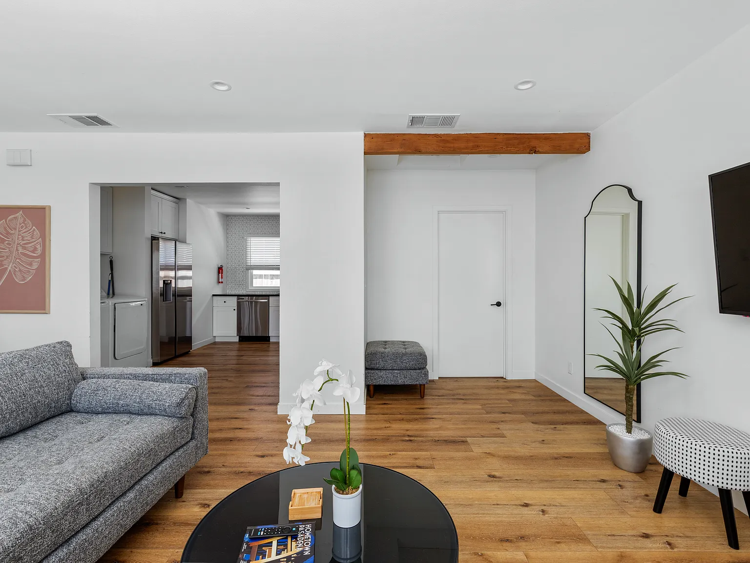 3 bed, 1100 sqft, $7,900 — Photo 3
