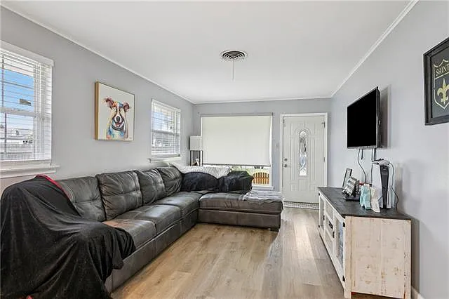 4 bed, 2.5 bath, 2302 sqft, $2,500 — Photo 3