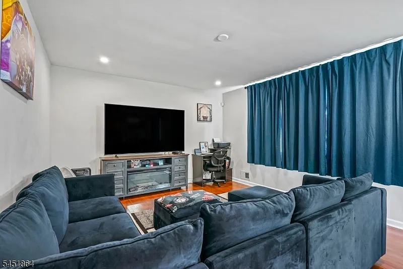 4 bed, 2.0 bath, 1425 sqft, $3,875 — Photo 2