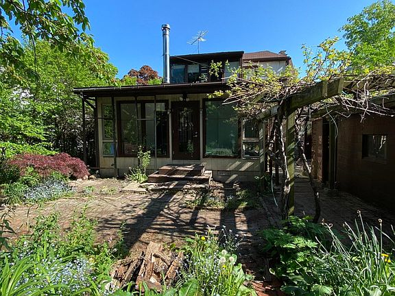 3rd image of 1053 W Forest Ave