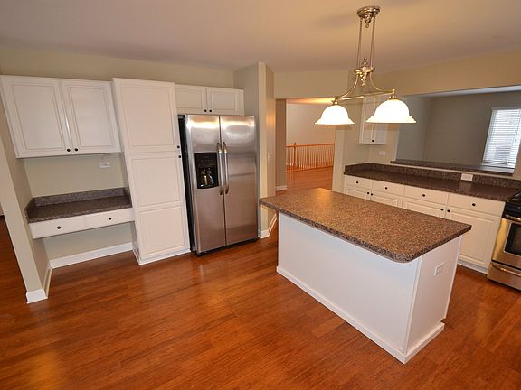 5th image of 208 Lexington Ct