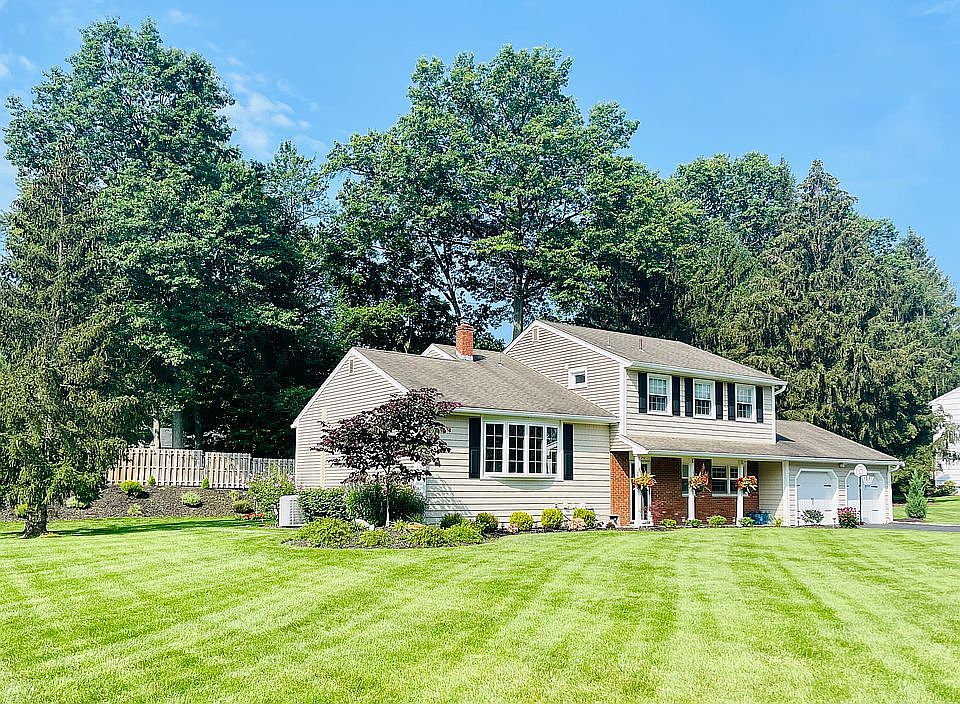 2nd image of 18 Oxford Dr