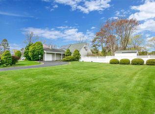 950 Pond Rd, Bohemia, NY 11716