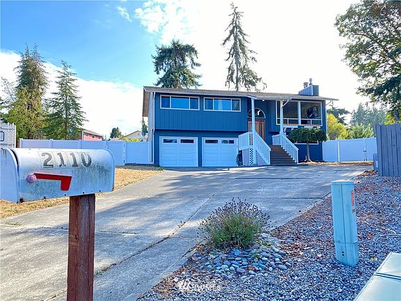 Expansive driveway with tons of parking and a 2 car garage!