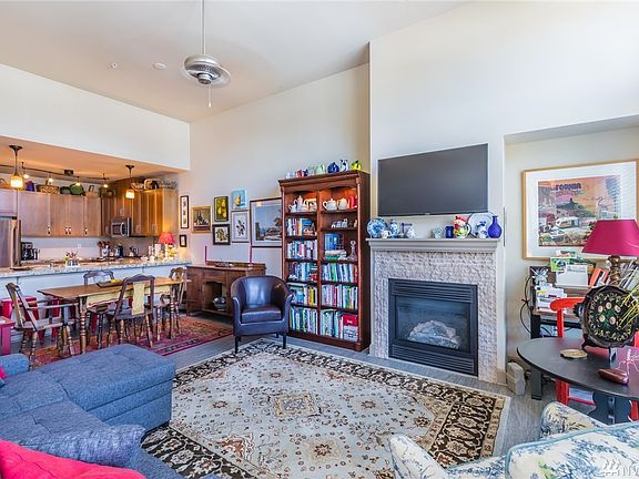 4th image of 1840 25th Ave NE APT 408