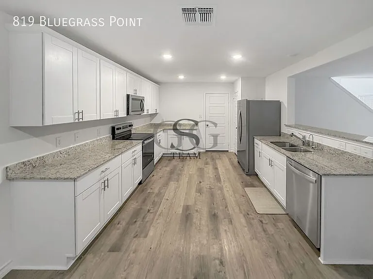 819 Bluegrass Point — Photo 2