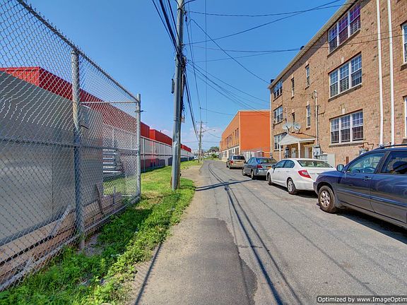 5th image of 168 Marvin St
