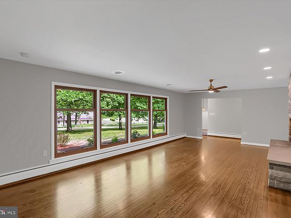 4th image of 134 N Hawthorne Dr