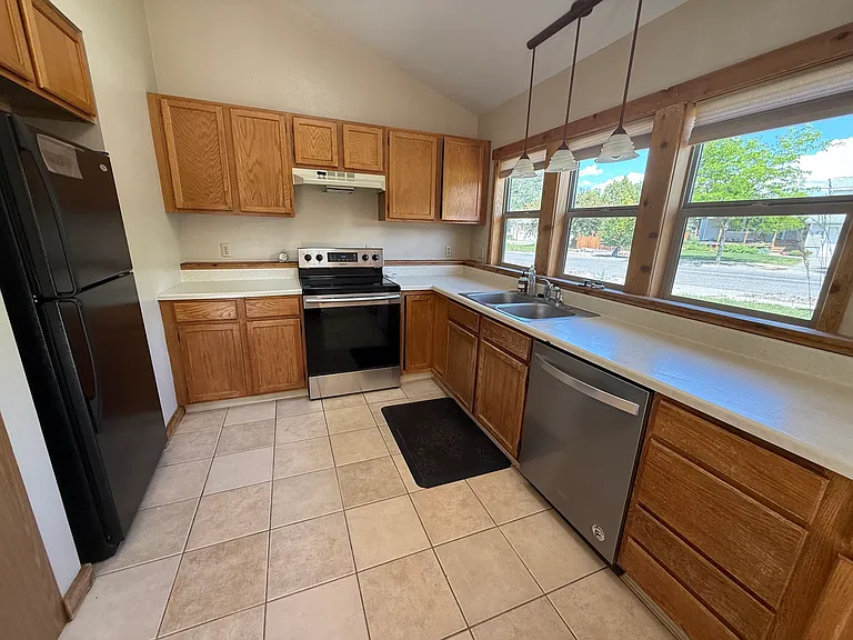 5 N Yellowstone Ave — Photo 5