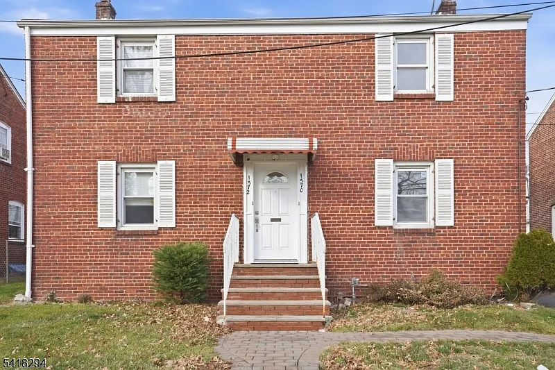1570 Clinton Pl photo 1