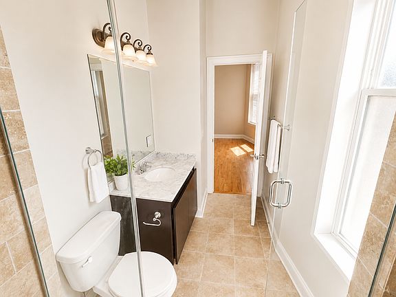 5th image of 3928 N Clarendon Ave #3F