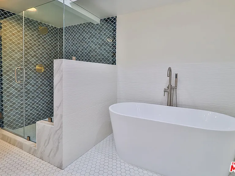 18100 Burbank Blvd #19 — Photo 15