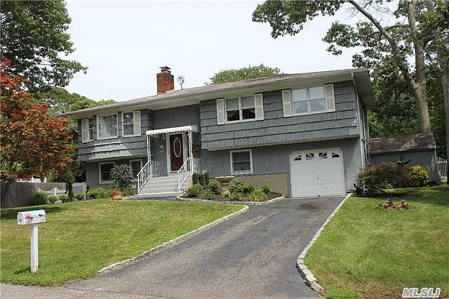 1st image of 10 Pinewood Ln