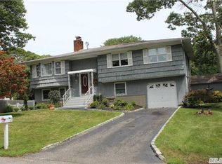 10 Pinewood Ln, Hampton Bays, NY 11946