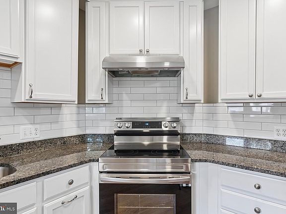 4th image of 1025 Hanson St