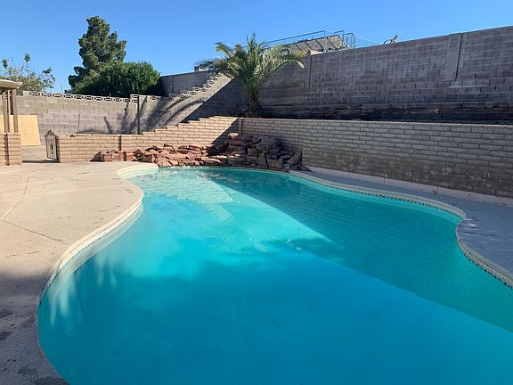 3rd image of 432 Chateau Dr
