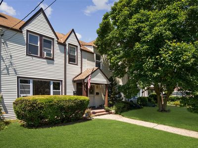 111 Saint Marks Pl, Roslyn Heights, NY, 11577