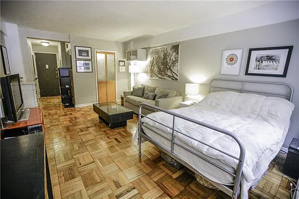 Sold by R New York | media 10