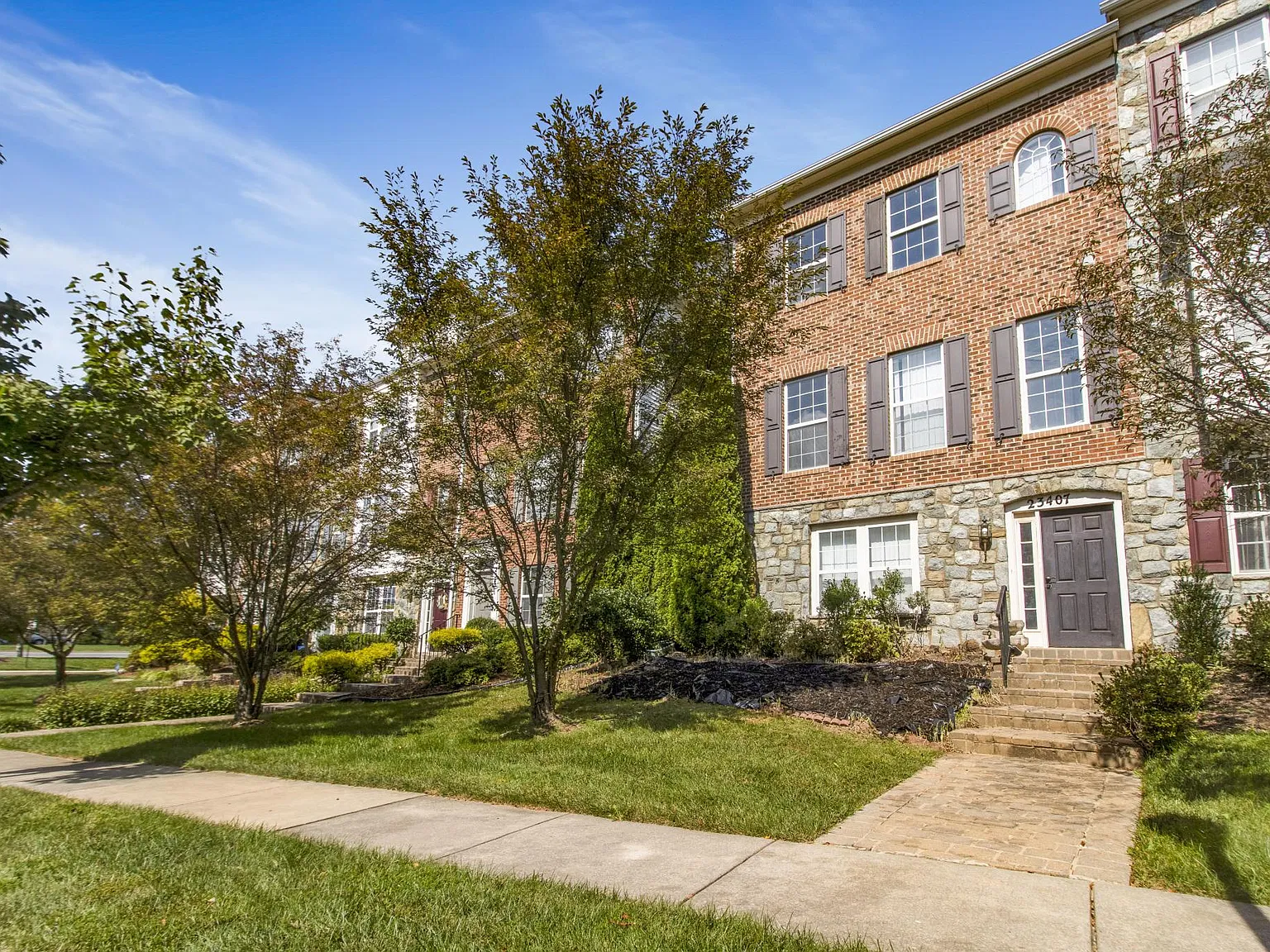 5 bed, 2190 sqft, $3,852 — Photo 3