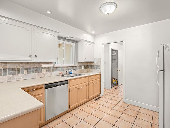 2nd image of 525 E Vartikian Ave
